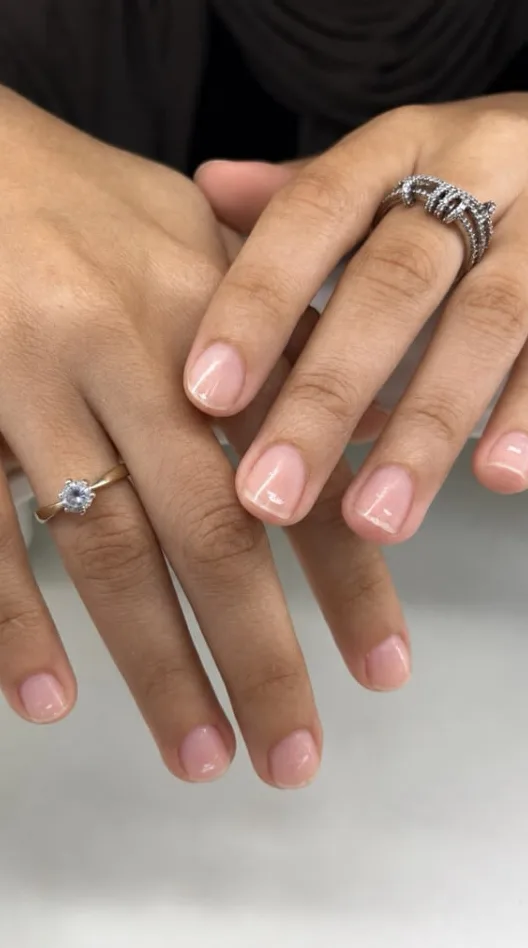 Mains aux ongles naturels, brillants et soignés